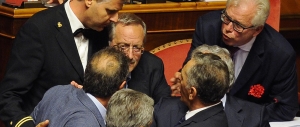 In Senato il gesto osceno di Barani, fedelissimo di Verdini. Ed è caos