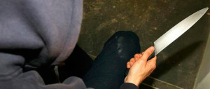 Giovane accoltellata dall’ex: l’uomo la sperona in auto e poi l’aggredisce