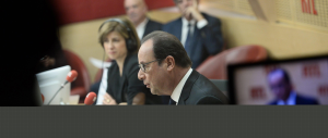 Hollande è disperato e lancia l’ultimo grido: «Vi prego, non votate la Le Pen»