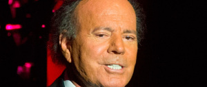 Usa, Trump avanza e i democratici si affidano a Julio Iglesias: “È un clown”