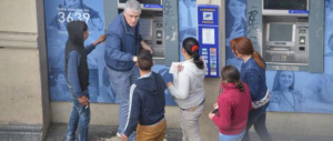 Al Colosseo l’ultima invenzione delle baby Rom: travestite da turiste per rubare