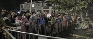 Migranti, esodo incessante e caos in Europa. Merkel: «No a false soluzioni»