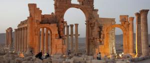 L’Isis distrugge l’Arco di Trionfo di Palmira, opera romana di 2000 anni fa