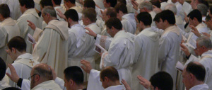 Un altro prelato getta fango sulla Chiesa: «La maggioranza dei preti è gay»