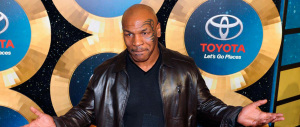 Mike Tyson sale sul ring per Donald Trump: «Votate per lui, è il migliore»