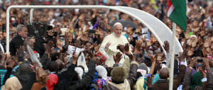Papa Francesco ai giovani di Nairobi: la corruzione c’è anche in Vaticano