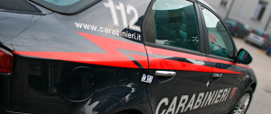Palpeggiano una ragazza e tentano di rapinarla: arrestati 2 romeni e 2 moldavi