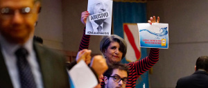 «Pinocchio De Luca, vattene». Consiglio amaro per il governatore indagato