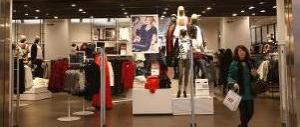 La moglie di un poliziotto smaschera due nomadi: rubavano alle clienti in un negozio