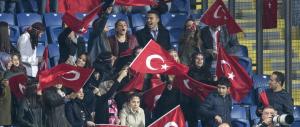 Vergogna a Istanbul, i tifosi turchi fischiano i morti di Parigi (VIDEO)