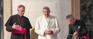 Il Papa: «Anche nella Chiesa è forte la tentazione della corruzione»