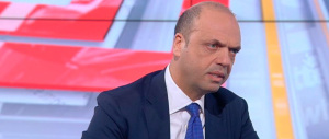 Alfano: «È provocazione vietare burqa e burkini». La replica: «Sei avvilente»