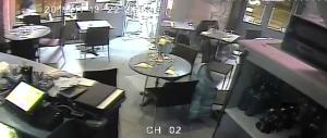 Ecco il video-choc della strage nel bistrot: Salah scatenato col kalashnikov