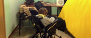 Foto choc in una scuola romana: bimbo disabile parcheggiato in uno stanzino