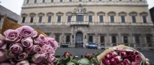 L’omaggio degli italiani: fiori e candele accese per le vittime di Parigi