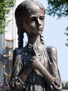 La statua di una bambina con la spiga che introduce al monumento dell'Holodomor 