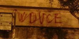 Contro il terrorismo i centri sociali cancellano le scritte “Viva il duce”