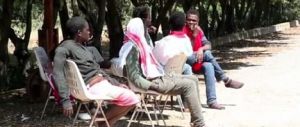Migranti ospitati in un palazzo, ma gli inquilini protestano: non li vogliamo