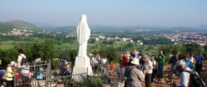 Bufera sui pellegrinaggi a Medjugorje per soli single. Serviranno solo a pregare?