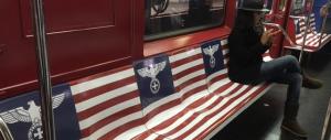 Marketing “nazista” di Amazon nella metro di New York: è polemica