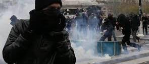 Choc a Parigi, no-global e teppisti di sinistra profanano le vittime: 317 fermi