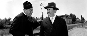 Benedice il cippo dei Caduti: multato. Ecco 2 nuovi don Camillo e Peppone