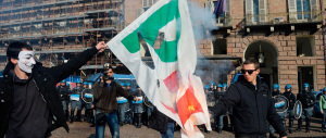 Scuola, tafferugli ai cortei. Ma il Pd s’agita per una sua bandiera bruciata