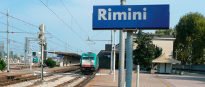 Dramma della gelosia: cerca di gettare sotto il treno l’ex e la sua compagna