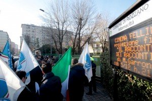 Natale: davanti scuola Rozzano bandiere Fdi e Liga Veneto