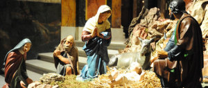 Natale, contro le polemiche arriva il concorso “Un selfie col presepe”
