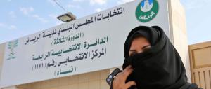 La prima volta delle saudite al voto. Ma non possono ancora guidare