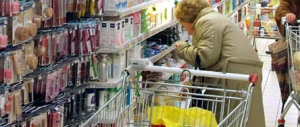 Aggredisce una 81enne per l’euro nel carrello: fermato nigeriano