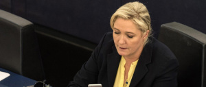 Paragonano il Fn all’Isis. La Le Pen diventa una furia e gliela fa pagare