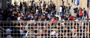 Migranti, la Ue sferza il governo Renzi: «Raccolta impronte anche con la forza»