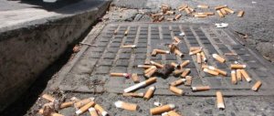 Le multe: 150 euro per lo scontrino gettato a terra, 300 per i mozziconi