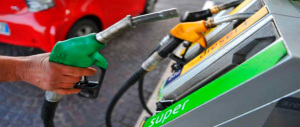 Scende il prezzo della benzina. Ribassi anche in futuro. Ecco perché
