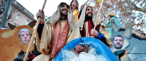 C’è pure il presepe gay: due San Giuseppe, i Re Magi e i preservativi