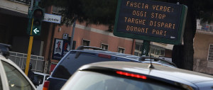 Scioperi e targhe alterne, caos a Roma. Il prefetto di Renzi fa rimpiangere Marino