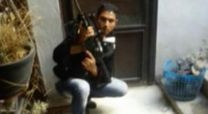 Isis:foto in cellulare siriano fermato a Ragusa,armi in mano