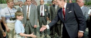 Putin con Reagan, il mostro in Laguna e i gestacci: che foto-bufale!