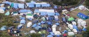 Situazione di nuovo esplosiva a Calais: scontro tra clandestini e polizia