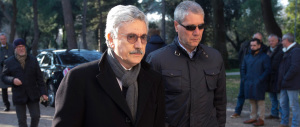 C’eravamo tanto odiati. D’Alema alla camera ardente di Scola ignora Renzi