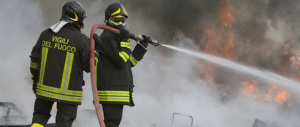 Roma nel degrado assoluto, tre roghi in poche ore: a fuoco un campo rom