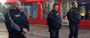 Parigi, “finto” kamikaze ucciso dagli agenti davanti al commissariato