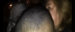 Capodanno a Colonia: ragazza finisce tra i magrebini, mani dappertutto (video)