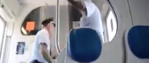 Senza biglietto sul treno, l’immigrato si ribella al controllore: “Razzista!”