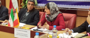 Bufera sulla Serracchiani col velo: “Si sottomette all’Islam”