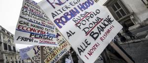 Banche, sit-in contro le truffe firmate “sinistra”. Lite tra Gasparri e una grillina