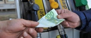 Migranti, Berlino vuole l’eurotassa sulla benzina per coprire i costi