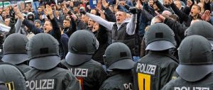 Colonia, la reazione degli hooligan: è caccia all’uomo. Aggrediti 7 stranieri